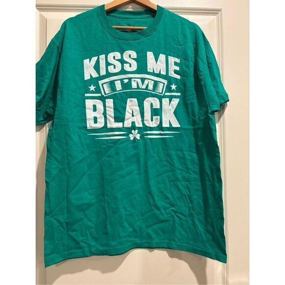 Kiss Me I'm Black T-shirt size Large - Picture 1 of 2